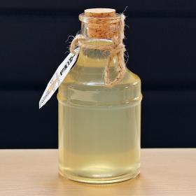 200mililitrowa butelka z korkiem ma wdzięczny kształt i nadaje się do przechowywania oliwy, przypraw w płynie czy domowych alkoholi.