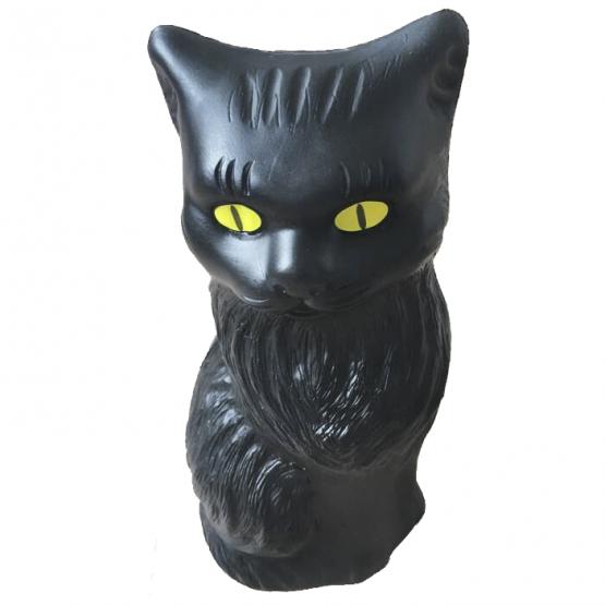 Figura przedstawiająca czarnego kota wykonana z tworzywa sztucznego.