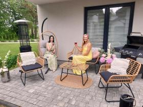 Zestaw Mebli Ogrodowych (Sofa, 2 Krzesła, Stolik)  Brązowy z Czarnymi Poduszkami  Garden Line